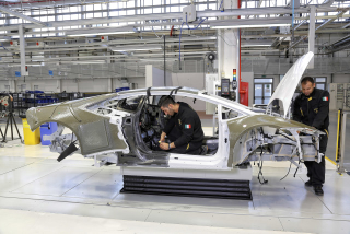 Illustration for article titled El minucioso proceso de construir un Lamborghini, foto a foto